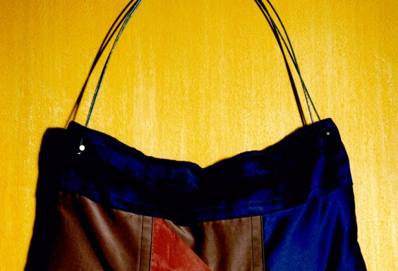 borsetta, accostamenti di seta, manico in acciaio, 1985