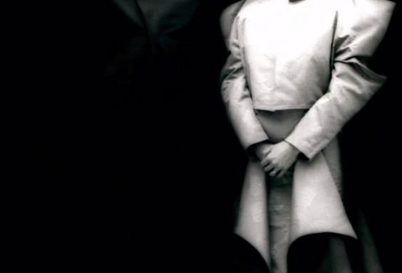 lui mantello in cachemire, lei abito da sposa lavorazione jacquard, rifinito in organza di seta, 1992.