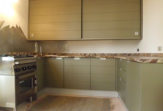 cucina con struttura in legno satinato particolare para schizzi in alluminio