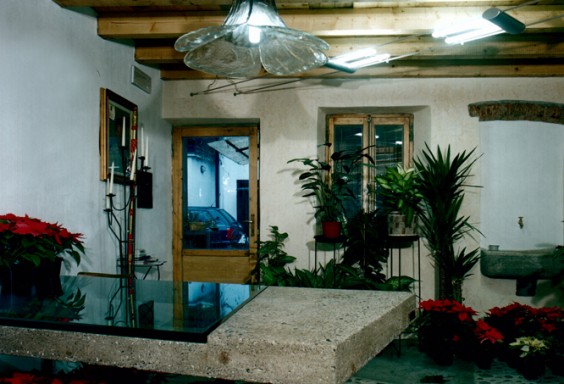 particolare tavolo e pavimento con sentiero di cemento e sassi di fiume, 1999