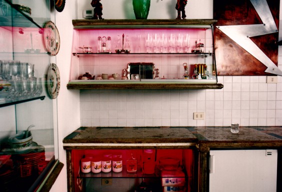 arredamento cucina, part. vetrina in cemento e vetro illuminazione al neon, 1998